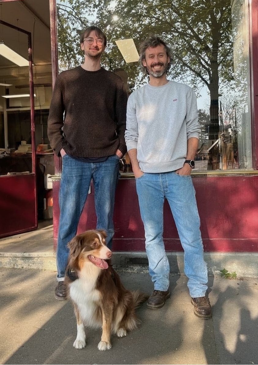 Raphaël Martin et Jean Hiriart devant l'atelier Hier et Demain